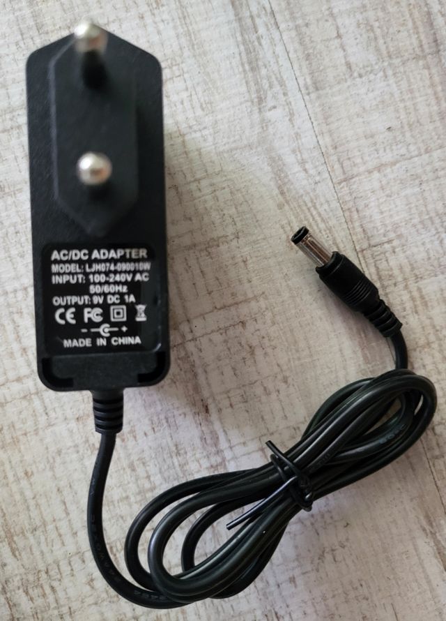 Adaptador AC/DC 9V 1A
