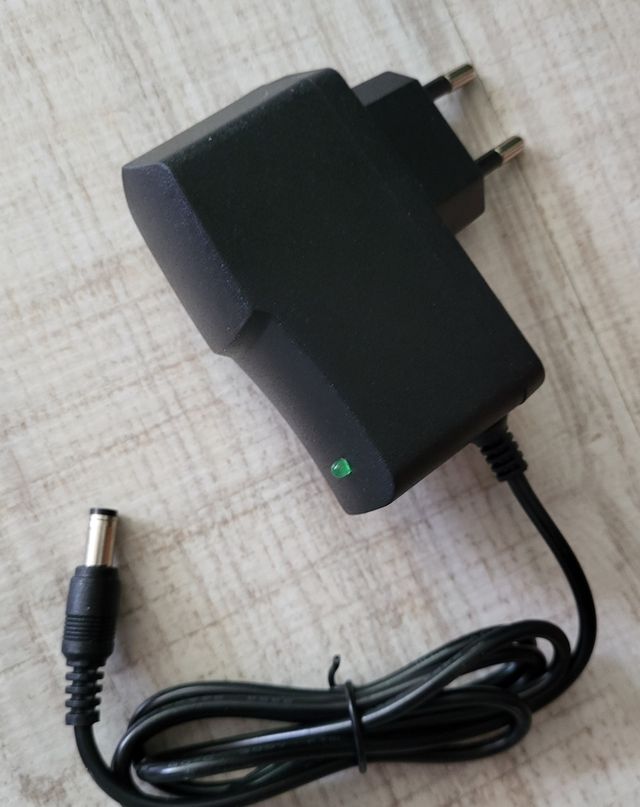 Adaptador AC/DC 9V 1A