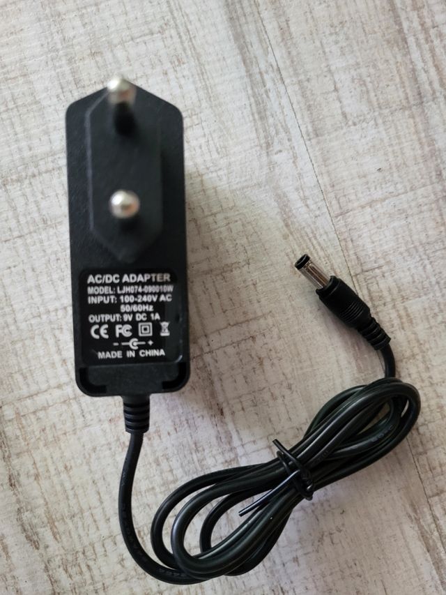 Adaptador AC/DC 9V 1A
