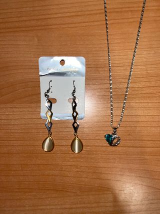 Collar y pendientes dorados y plateados