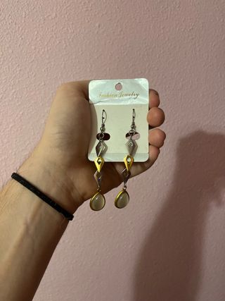 Collar y pendientes dorados y plateados