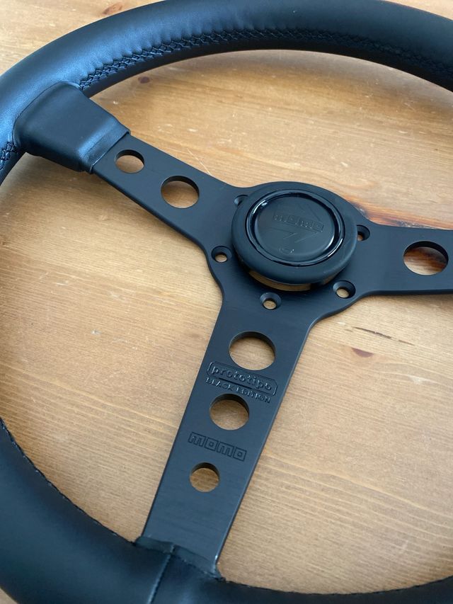 Volante Momo Black Edition