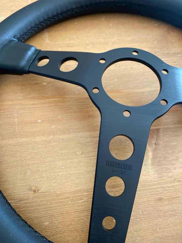 Volante Momo Black Edition