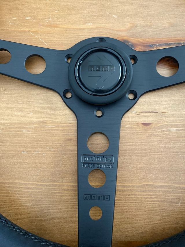 Volante Momo Black Edition