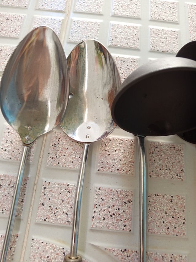Antiguos cucharones servir metal