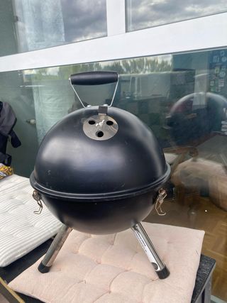 Barbacoa esférica negra, usada un par de veces