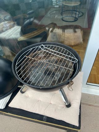 Barbacoa esférica negra, usada un par de veces