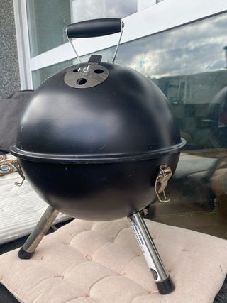 Barbacoa esférica negra, usada un par de veces