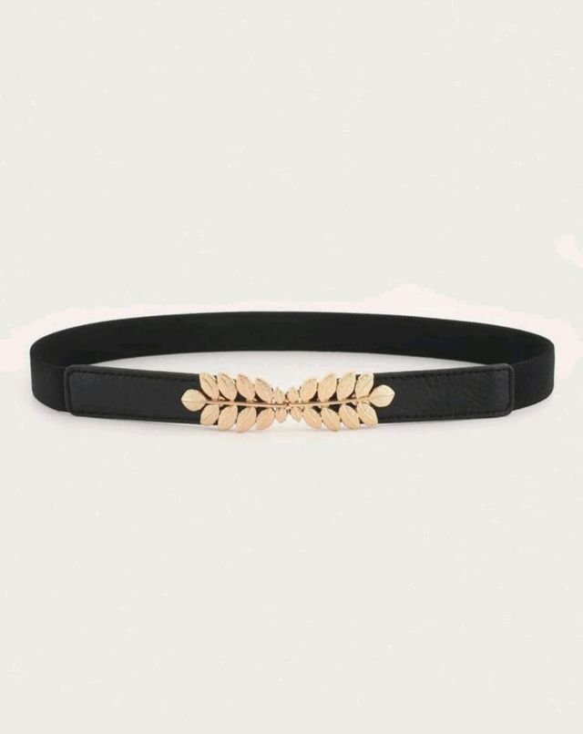 Cinturón Negro con Hebilla Dorada