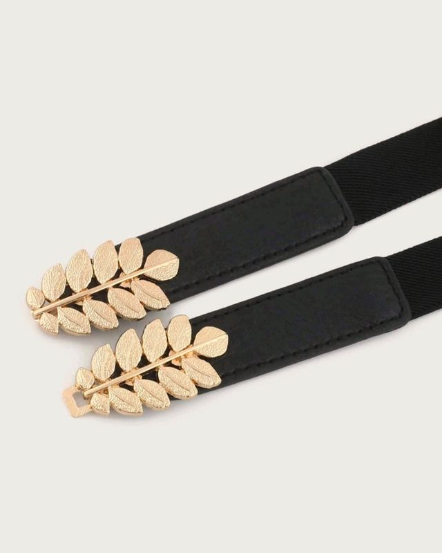 Cinturón Negro con Hebilla Dorada