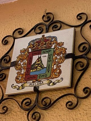 Escudo Málaga: Azulejo con herraje