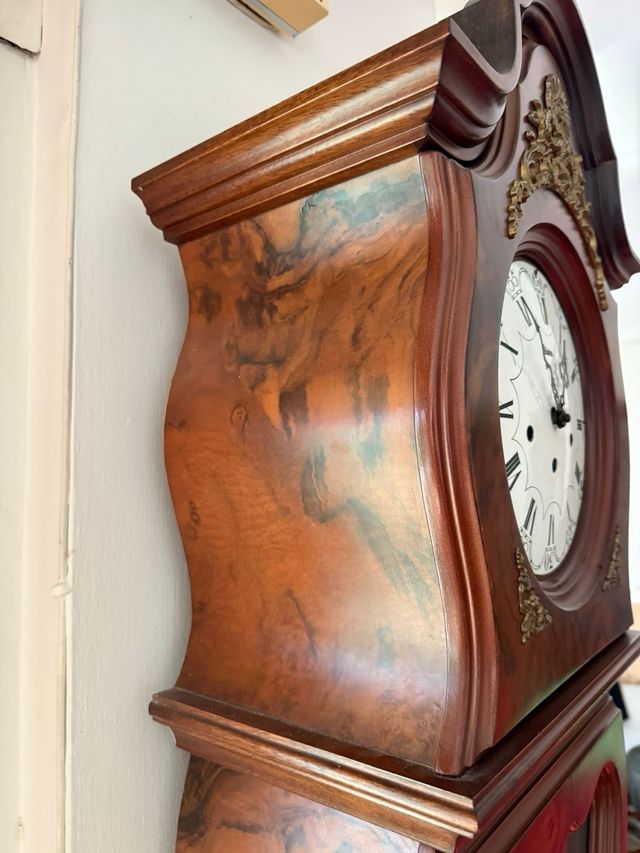 Reloj de pie antiguo