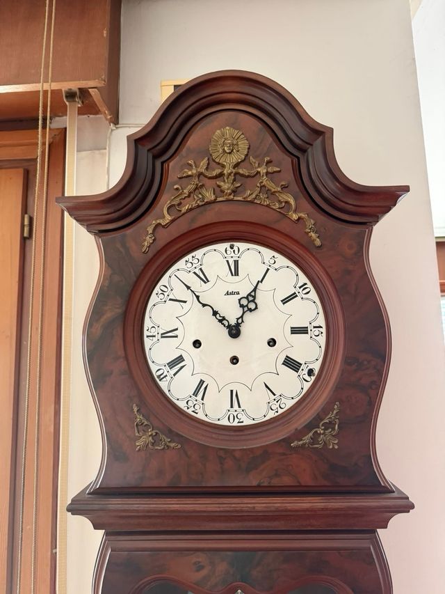 Reloj de pie antiguo