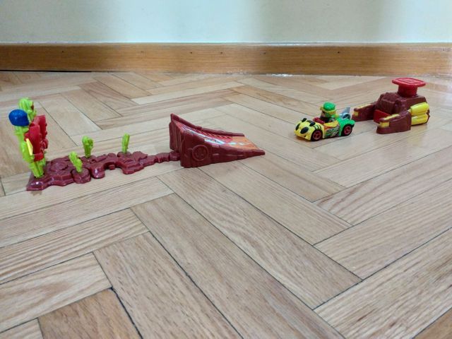 Coches T-Racer 2 tipos de lanzadera y pista salto