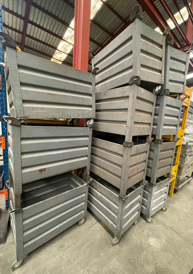 Lote cajones industriales de chapa.