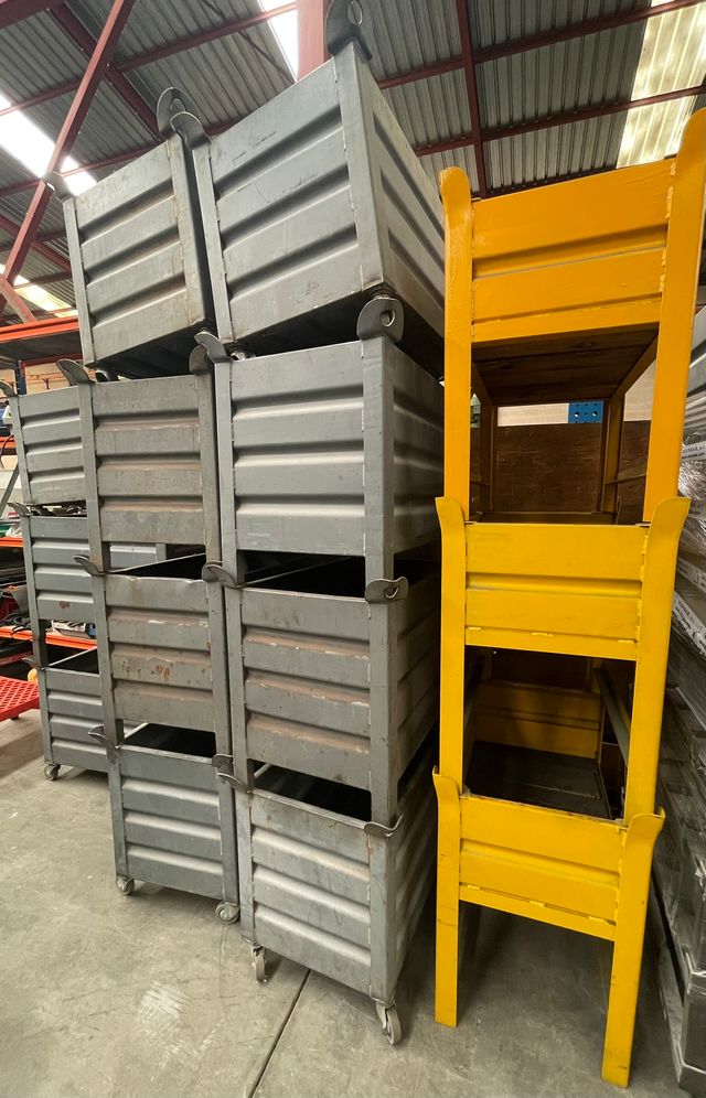 Lote cajones industriales de chapa.
