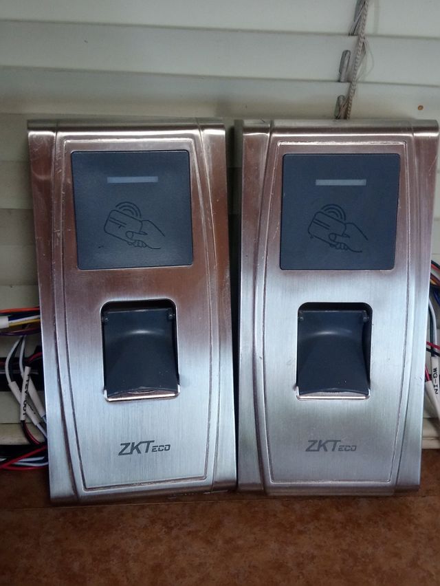 2 Lectores biométricos ZKTeco
