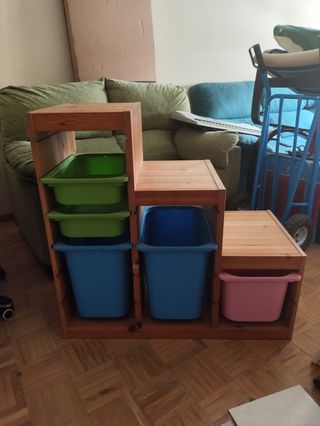 Estantería infantil de madera con cajones