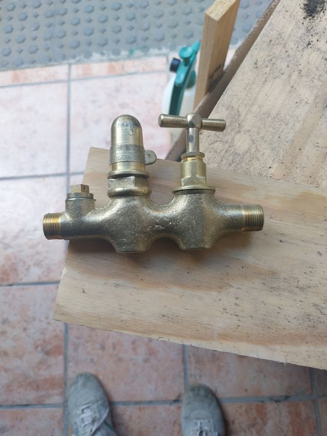 Grifo antiguo de latón