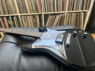 Epiphone Coronet negra