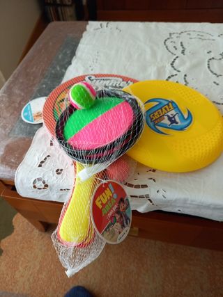 Juegos playa: raquetas, frisbee y atrapa pelotq