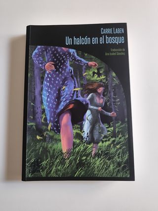 Un halcón en el bosque