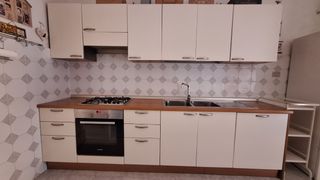 Cucina completa bianca e legno
