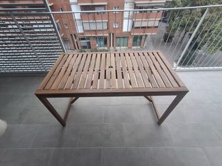 Mesa exterior madera marrón