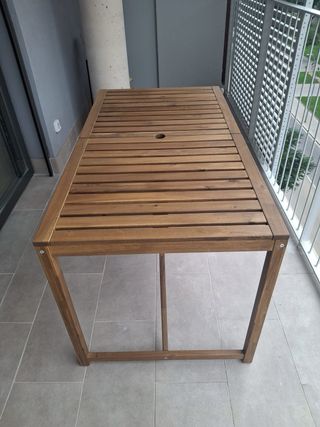 Mesa exterior madera marrón