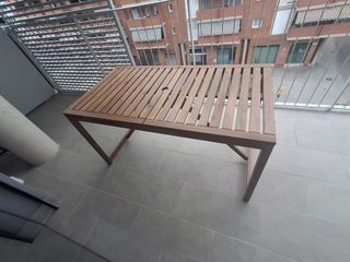 Mesa exterior madera marrón