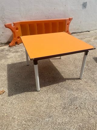 Mesa escolar infantil cuadrada naranja