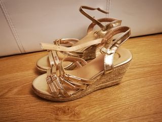 Sandalias doradas tacón cuña 38