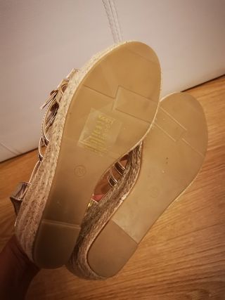 Sandalias doradas tacón cuña 38
