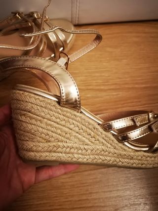 Sandalias doradas tacón cuña 38