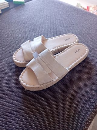 Sandalias planas beige