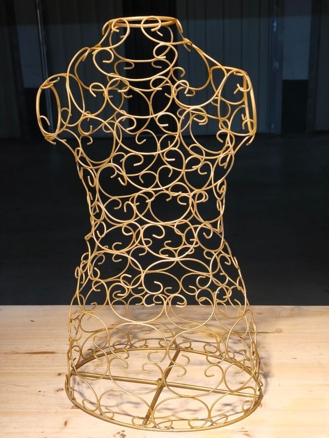 Maniquí dorado de alambre