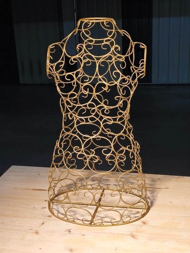 Maniquí dorado de alambre