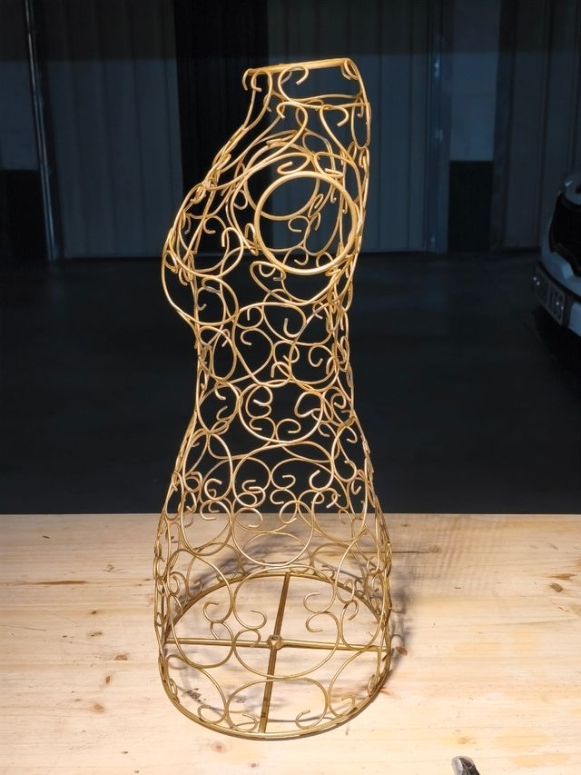 Maniquí dorado de alambre