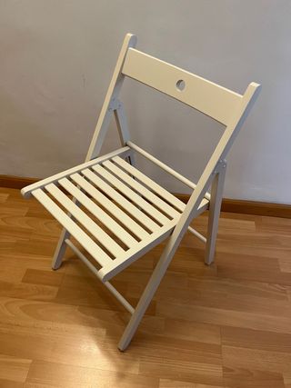Silla plegable blanca de madera