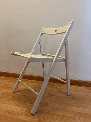 Silla plegable blanca de madera
