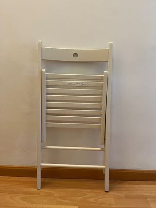 Silla plegable blanca de madera