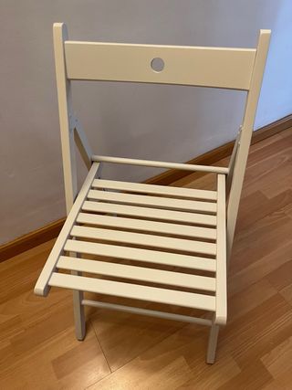 Silla plegable blanca de madera