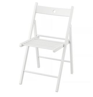 Silla plegable blanca de madera