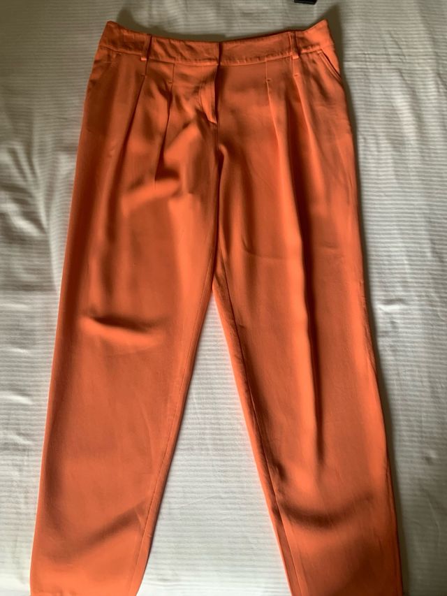 Pantaloni dritti con pence e tasche color pesca/