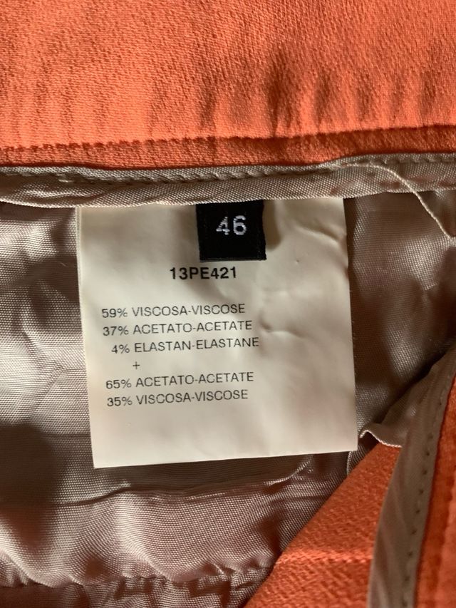 Pantaloni dritti con pence e tasche color pesca/