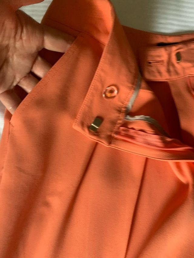 Pantaloni dritti con pence e tasche color pesca/