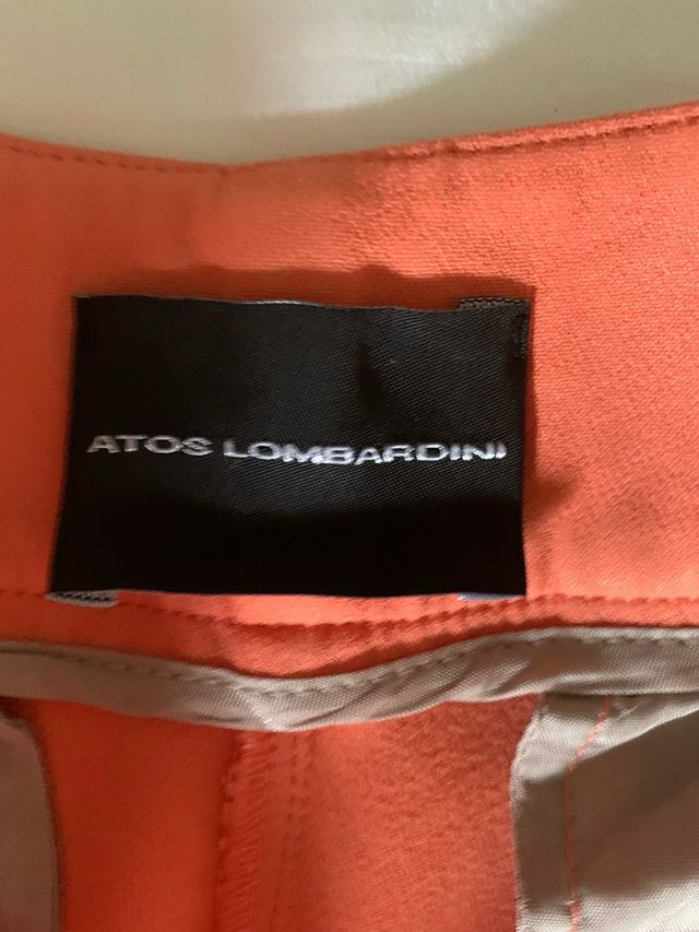 Pantaloni dritti con pence e tasche color pesca/