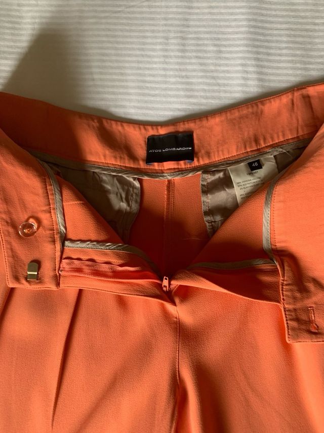 Pantaloni dritti con pence e tasche color pesca/