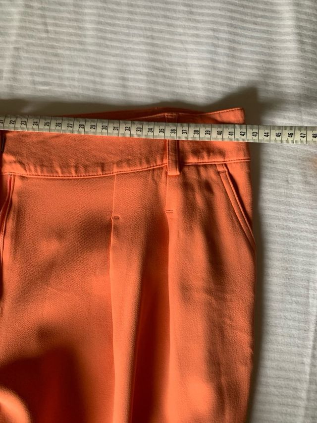 Pantaloni dritti con pence e tasche color pesca/