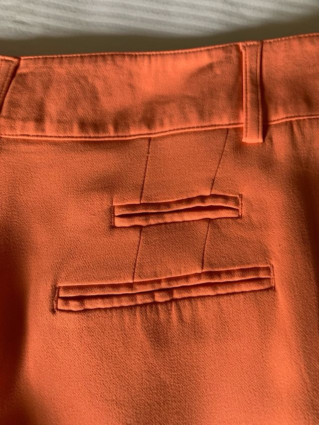 Pantaloni dritti con pence e tasche color pesca/